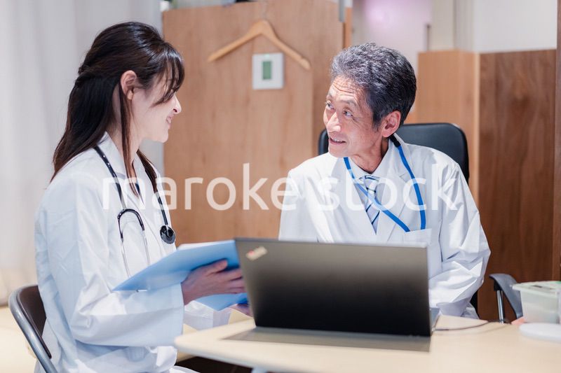 診察室でブリーフィングをする2人のドクター