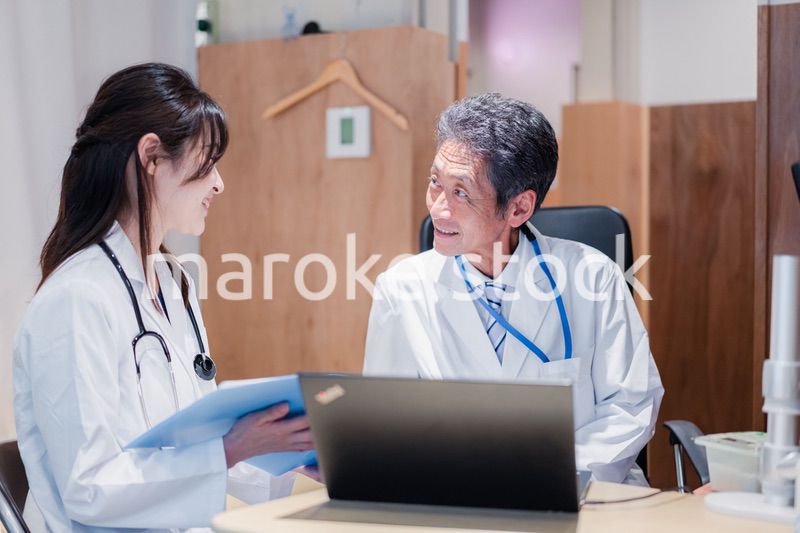 診察室でブリーフィングをする2人のドクター