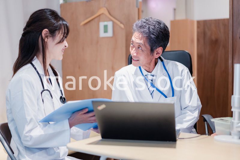 診察室でブリーフィングをする2人のドクター