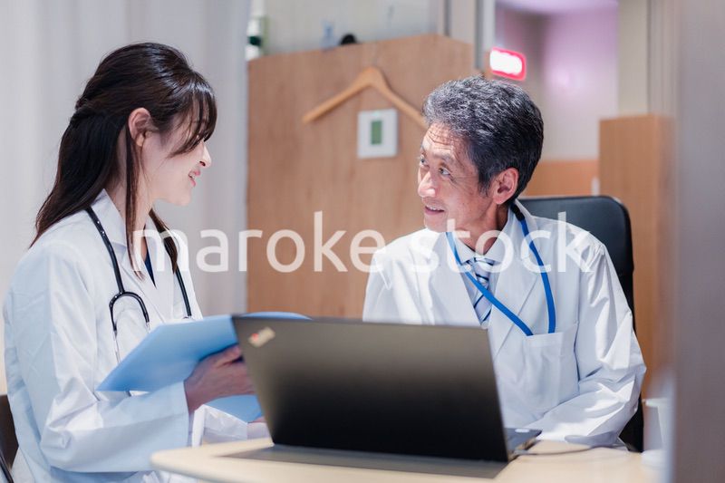 診察室でブリーフィングをする2人のドクター