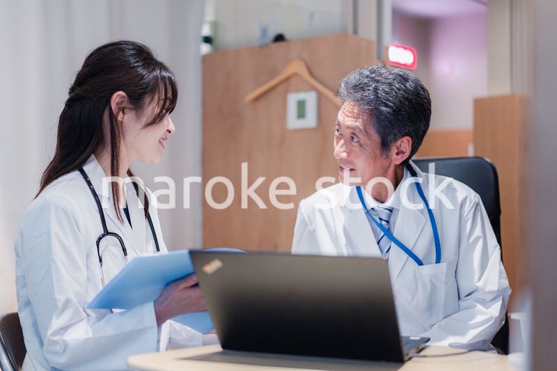 診察室でブリーフィングをする2人のドクター