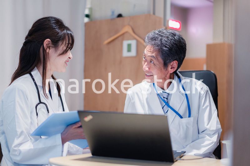 診察室でブリーフィングをする2人のドクター