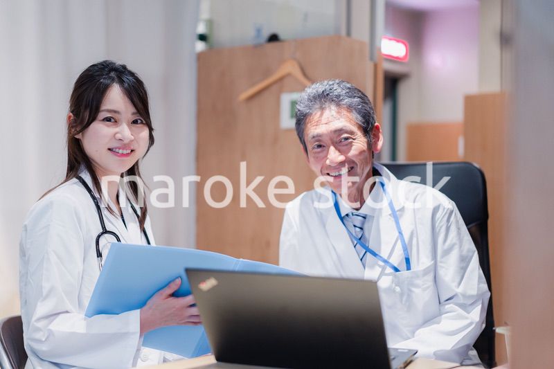 診察室でブリーフィングをする2人のドクター