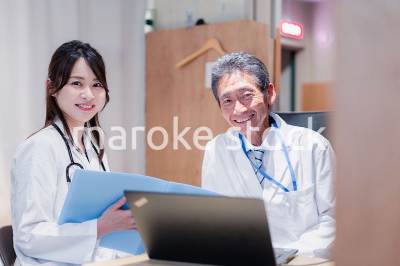 診察室でブリーフィングをする2人のドクター