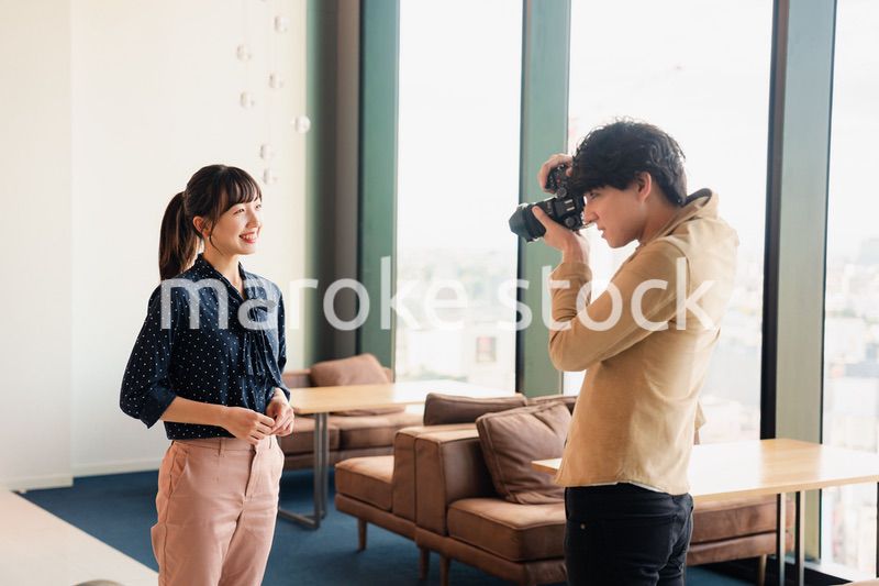 女性のポートレート写真を撮影する男性フォトグラファー