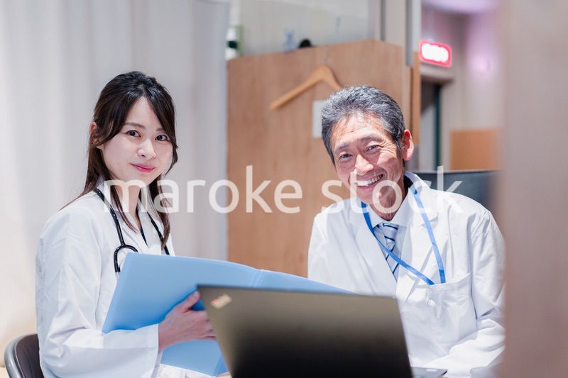 診察室でブリーフィングをする2人のドクター