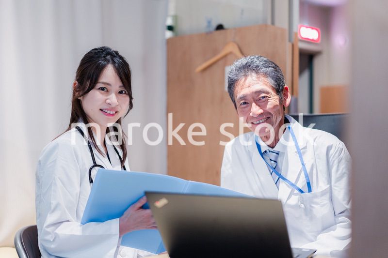 診察室でブリーフィングをする2人のドクター