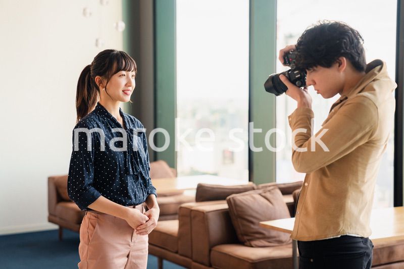 女性のポートレート写真を撮影する男性フォトグラファー