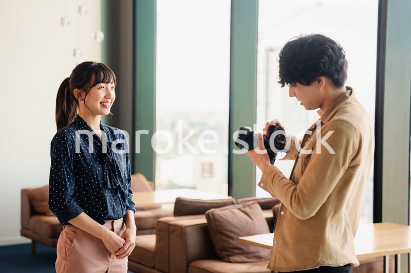 女性のポートレート写真を撮影する男性フォトグラファー