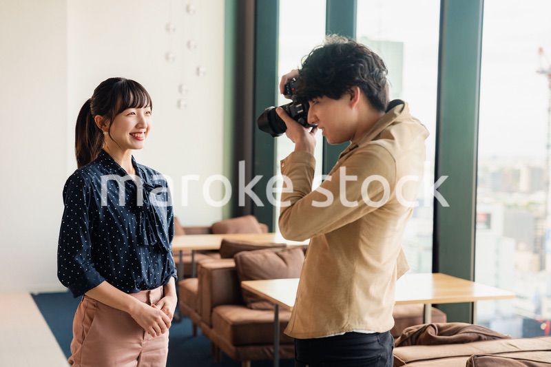 女性のポートレート写真を撮影する男性フォトグラファー