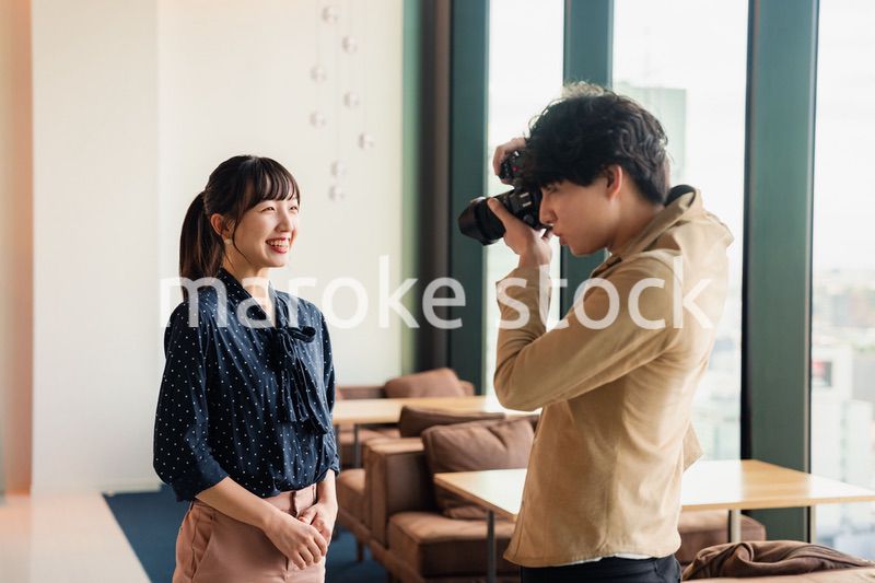 女性のポートレート写真を撮影する男性フォトグラファー