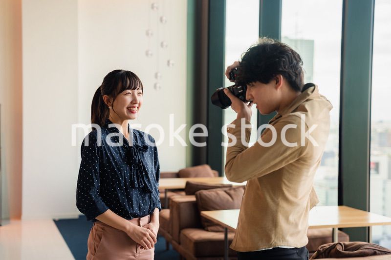 女性のポートレート写真を撮影する男性フォトグラファー