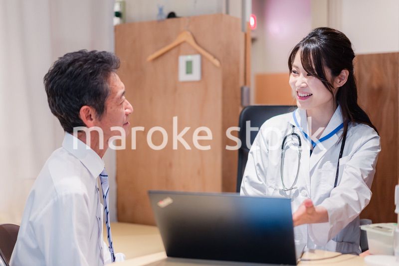 治療の経過を患者に説明する女性ドクター