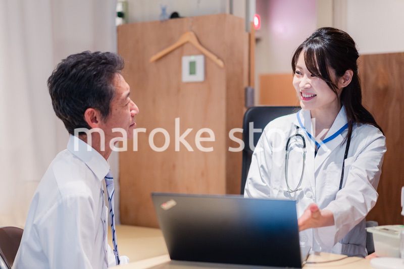 治療の経過を患者に説明する女性ドクター