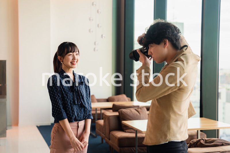 女性のポートレート写真を撮影する男性フォトグラファー