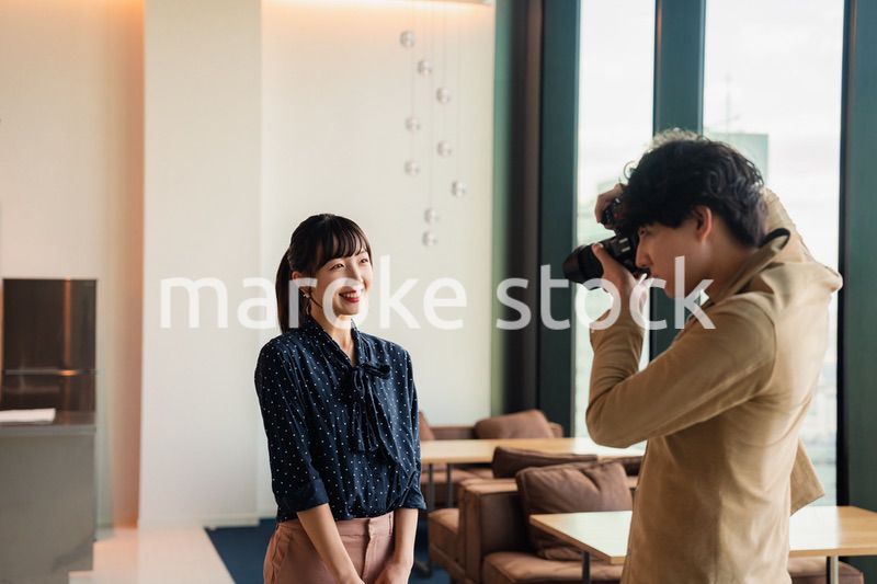 女性のポートレート写真を撮影する男性フォトグラファー