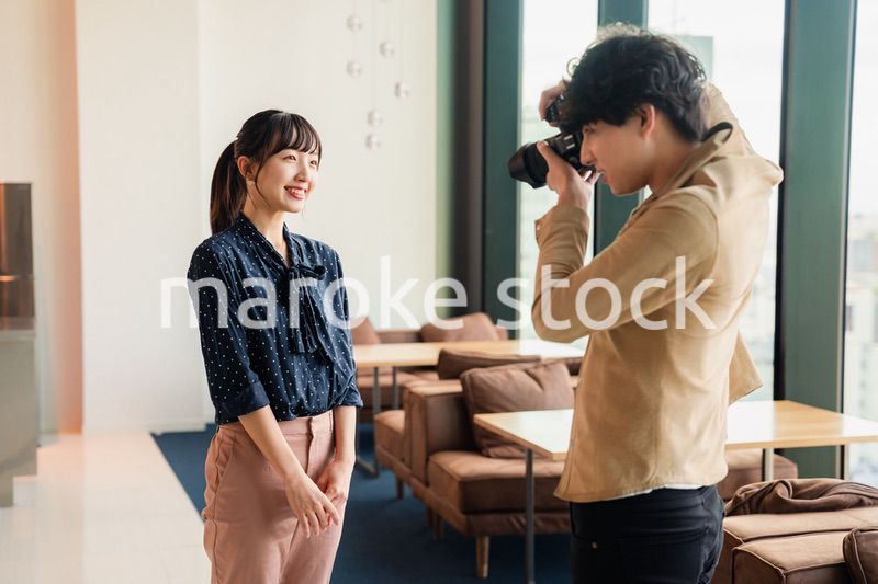 女性のポートレート写真を撮影する男性フォトグラファー