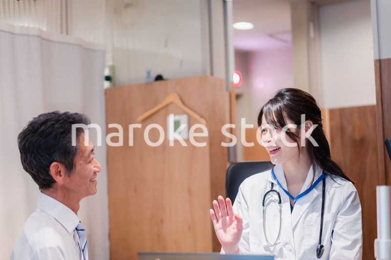 治療の経過を患者に説明する女性ドクター