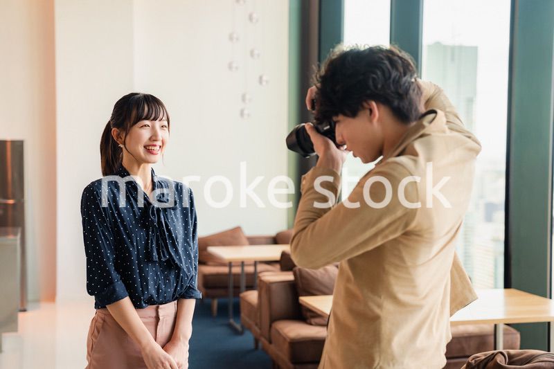 女性のポートレート写真を撮影する男性フォトグラファー