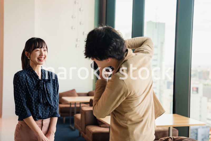 女性のポートレート写真を撮影する男性フォトグラファー