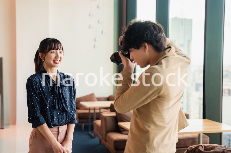 女性のポートレート写真を撮影する男性フォトグラファー