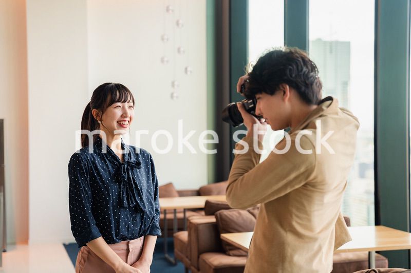 女性のポートレート写真を撮影する男性フォトグラファー