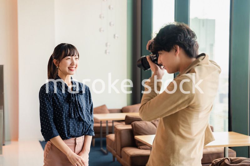 女性のポートレート写真を撮影する男性フォトグラファー