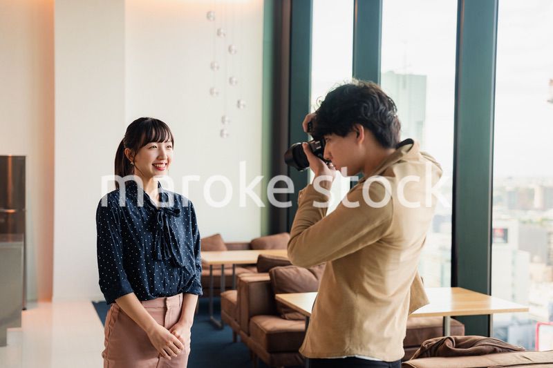 女性のポートレート写真を撮影する男性フォトグラファー