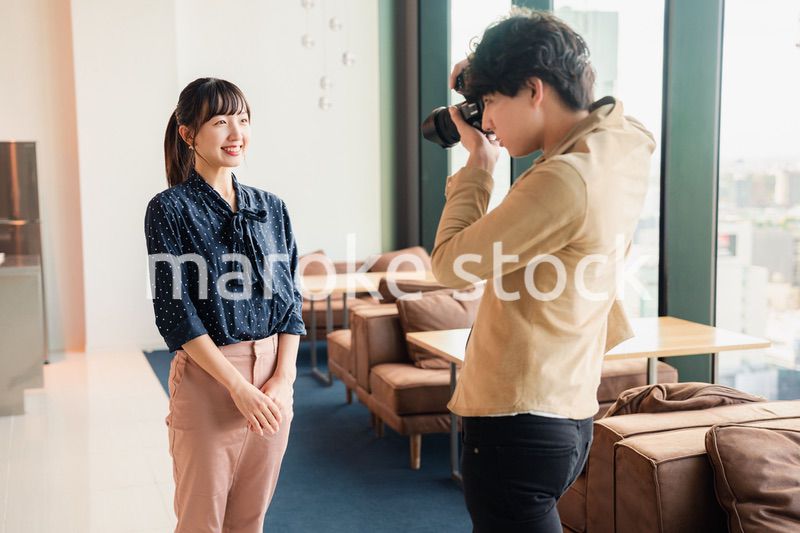 女性のポートレート写真を撮影する男性フォトグラファー