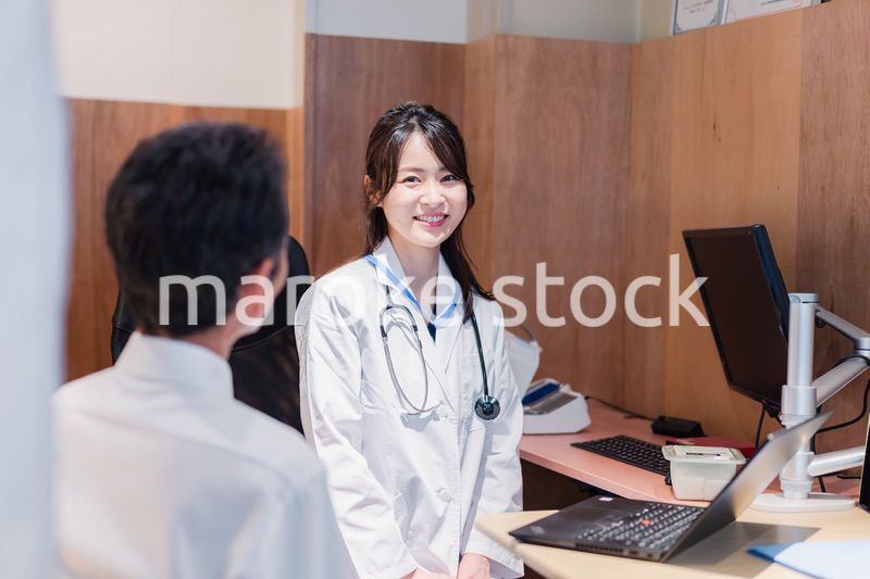 治療の経過を患者に説明する女性ドクター