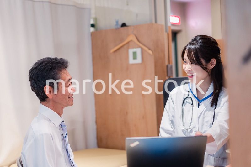 治療の経過を患者に説明する女性ドクター