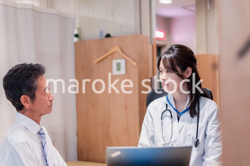 治療の経過を患者に説明する女性ドクター