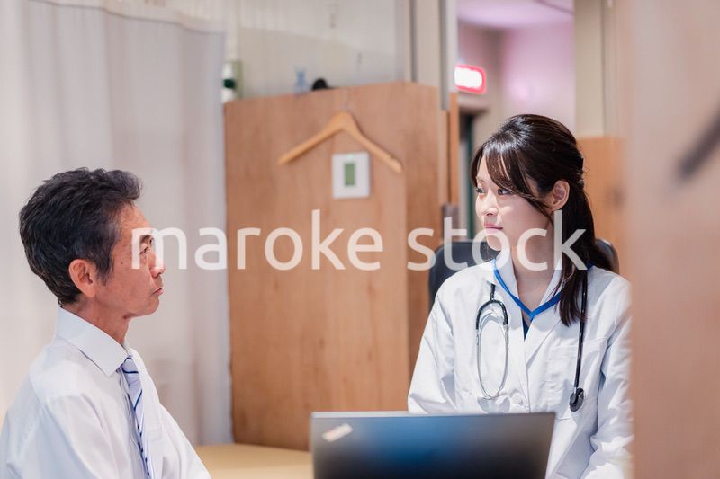 治療の経過を患者に説明する女性ドクター