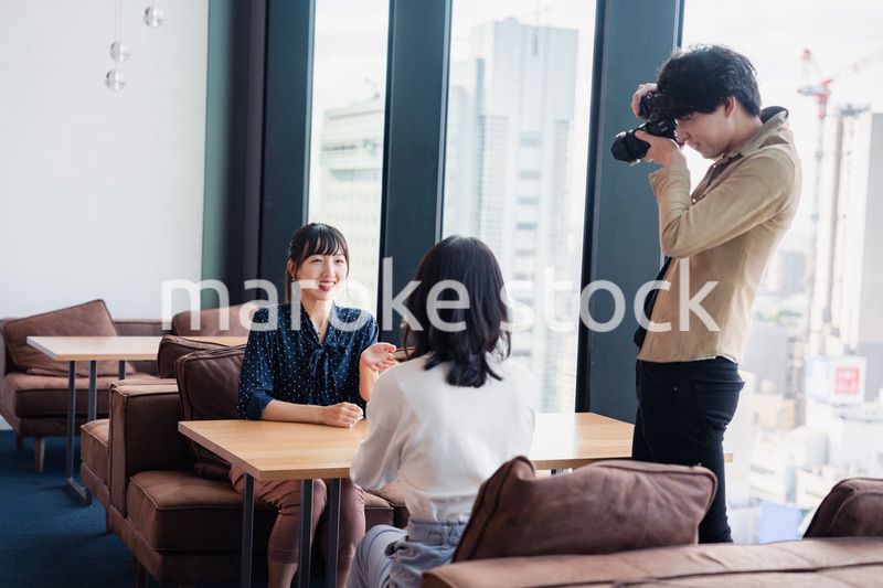 メディアのインタビュー取材を受ける若い女性