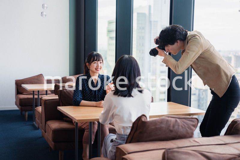 メディアのインタビュー取材を受ける若い女性