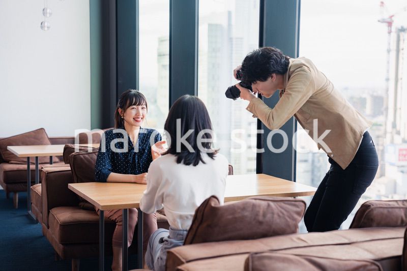 メディアのインタビュー取材を受ける若い女性