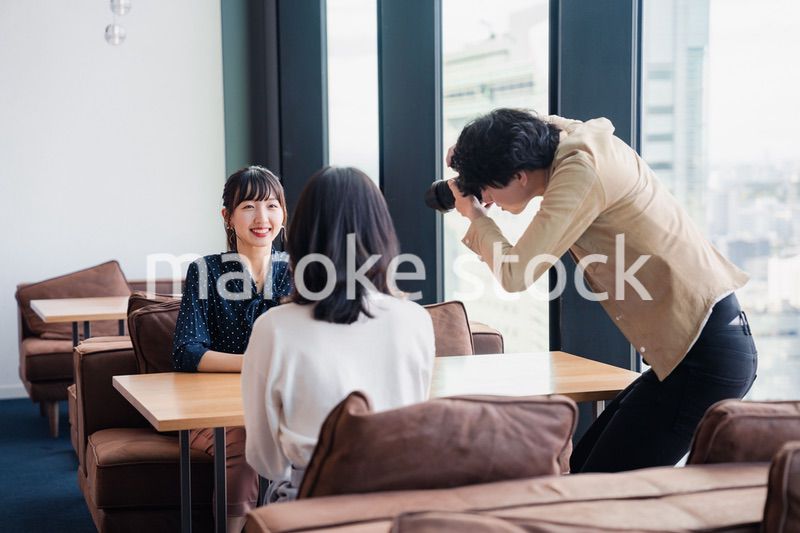 メディアのインタビュー取材を受ける若い女性