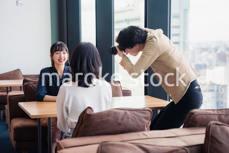 メディアのインタビュー取材を受ける若い女性