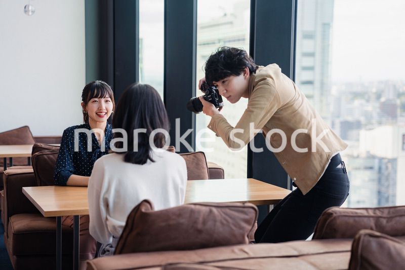 メディアのインタビュー取材を受ける若い女性