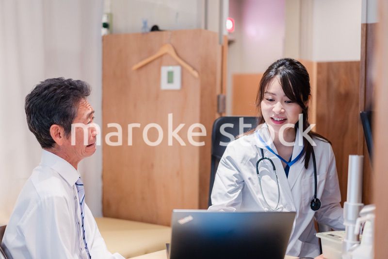 治療の経過を患者に説明する女性ドクター