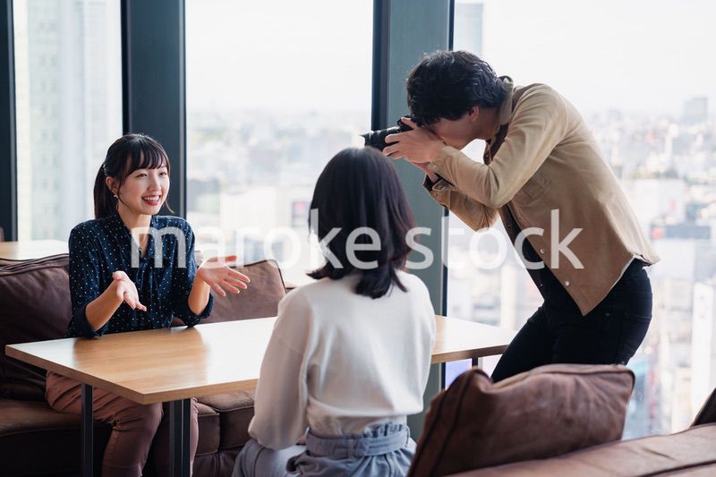 メディアのインタビュー取材を受ける若い女性