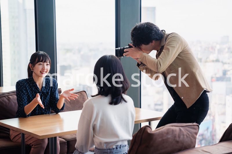 メディアのインタビュー取材を受ける若い女性