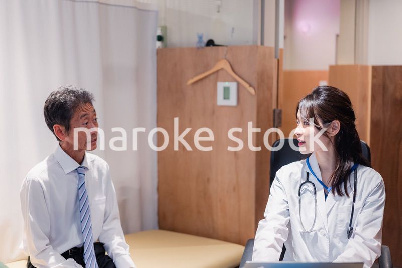 治療の経過を患者に説明する女性ドクター