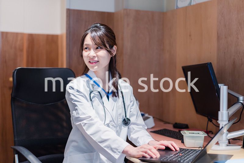 診察室で患者を待つ女性開業医