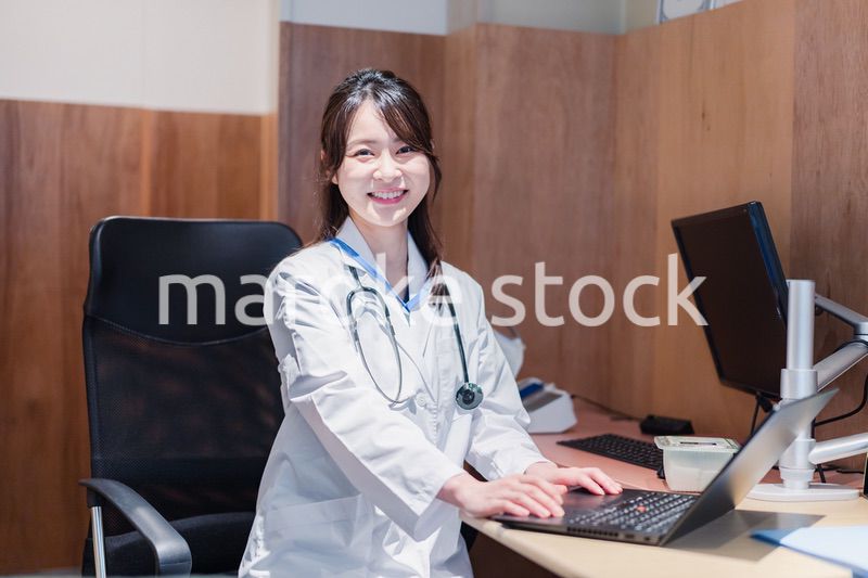 診察室で患者を待つ女性開業医