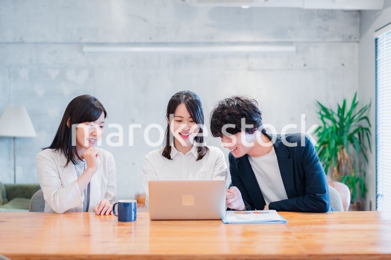 アイデアの創出をする若手のビジネスパーソン