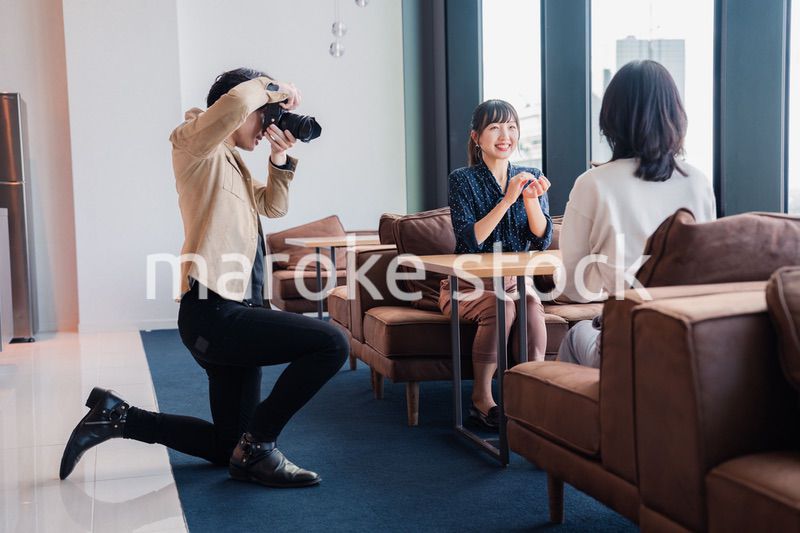 メディアのインタビュー取材を受ける若い女性