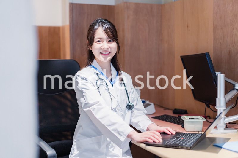 診察室で患者を待つ女性開業医