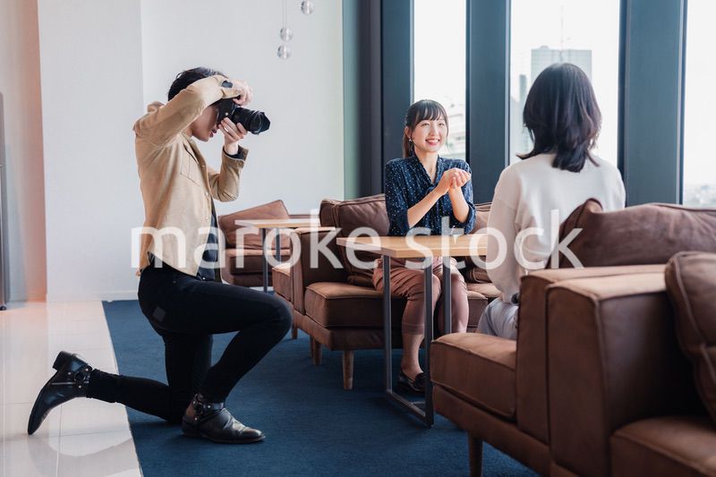 メディアのインタビュー取材を受ける若い女性