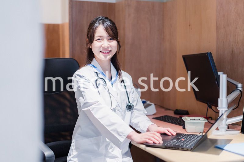 診察室で患者を待つ女性開業医